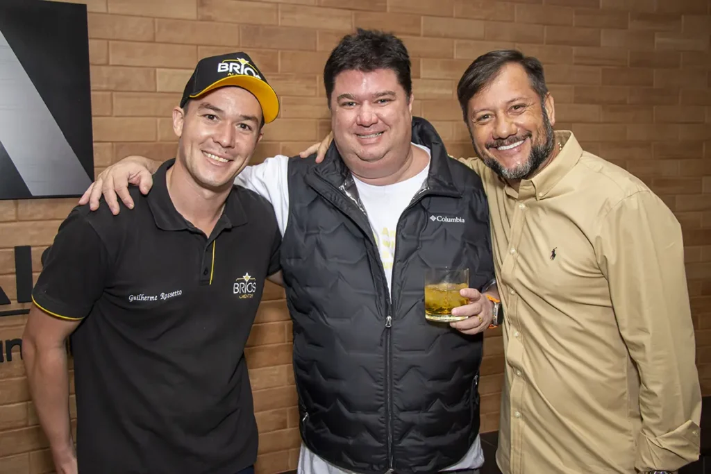 Guilherme Rossetto (Brios), o presidente do Clube do Whisky JF Alexandre Elias Ferreira e Adauto Pereira (Almais)